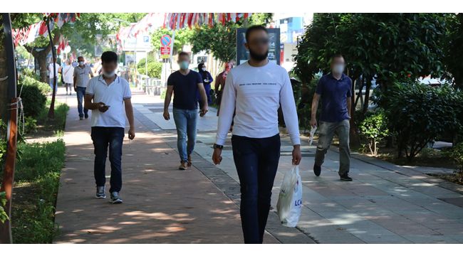 Kocaeli'de kamerayı gören maskesini taktı