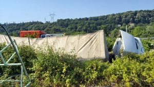 Kocaeli’ne un taşıyan tır şarampole devrildi