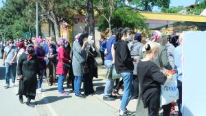 Korona virüs önlemi kapalı pazar alanı önünde kuyruk oluşturdu