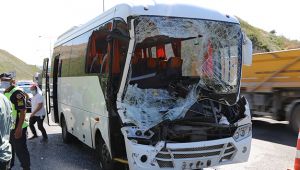 Kuzey Marmara Otoyolu'nda işçi servisi ile tır çarpıştı