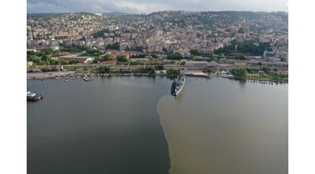Mavi ve kahverenginin buluştuğu İzmit Körfezi havadan görüntülendi