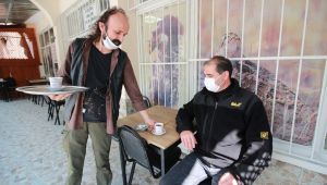 Normalleşme sürecinin ilk gününde çayları ücretsiz servis etti