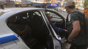 Öğrencilerin yardımına zabıtalar koştu