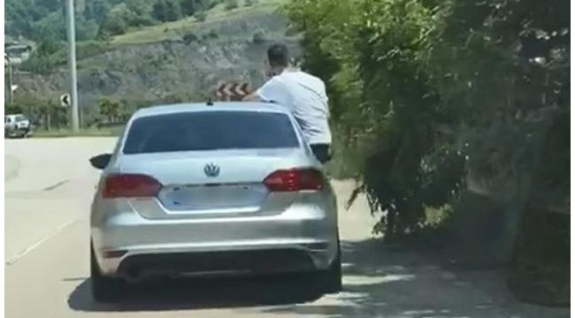 Kocaeli otomobil camında tehlikeli yolculuk