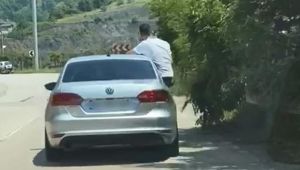 Kocaeli otomobil camında tehlikeli yolculuk