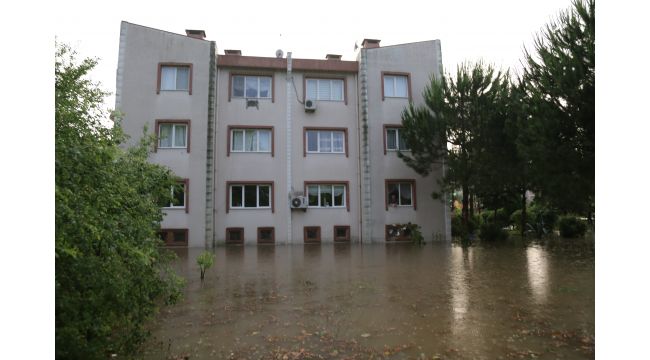Sağanak yağışın vurduğu Kocaeli’de binalar göle dönen suyun içinde kaldı