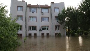 Sağanak yağışın vurduğu Kocaeli’de binalar göle dönen suyun içinde kaldı