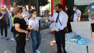 Sınava giren öğrencilere maske, su ve sakız dağıttı