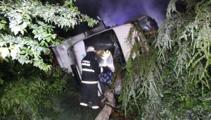 Tır şarampole yuvarlanıp alev alev yandı