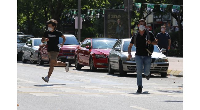 Yanlış okula giden öğrenciyi sınava polis memuru koşarak yetiştirdi