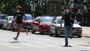 Yanlış okula giden öğrenciyi sınava polis memuru koşarak yetiştirdi