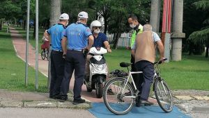 Yürüyüş yolunu kullanan motosiklet sürücülerine geçit yok