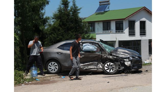 2 araç kafa kafaya çarpıştı: 2'si çocuk 5 yaralı