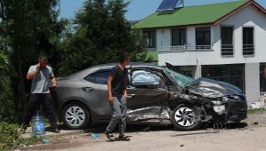 2 araç kafa kafaya çarpıştı: 2'si çocuk 5 yaralı