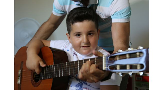 7 yaşına kadar konuşamayan Ayberk şimdi şarkı söylüyor