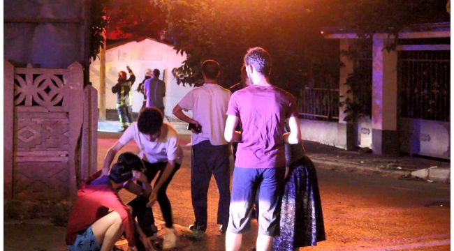 Yaşlı çift alev alev yanan evden son anda kurtarıldı