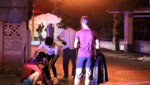 Yaşlı çift alev alev yanan evden son anda kurtarıldı