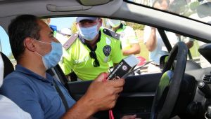 Kocaeli'de sürücülere pişmaniye ikram ettiler