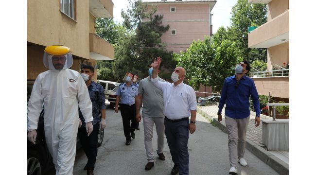 Bıyık, karantina altındaki sokağı ziyaret etti