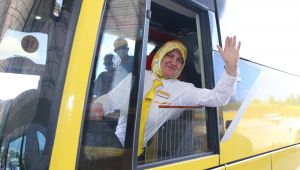Bu otobüse binenler şoförü görünce çok şaşırıyor
