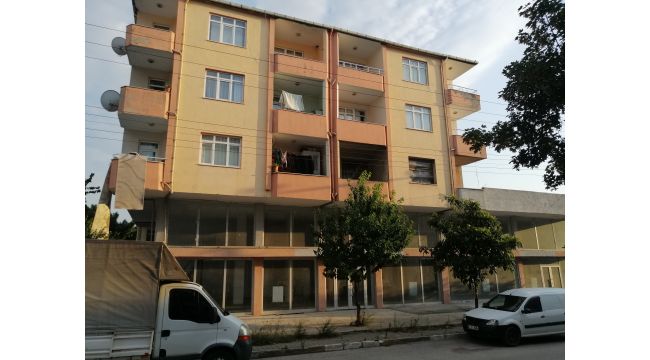 Elindeki profil elektrik hattına değen işçiler akıma kapıldı