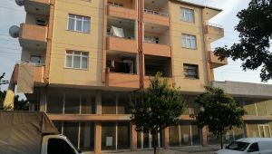Elindeki profil elektrik hattına değen işçiler akıma kapıldı