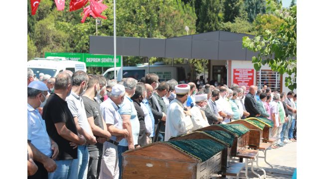 Feci kazada hayatını kaybeden 5 kişilik aile toprağa verildi