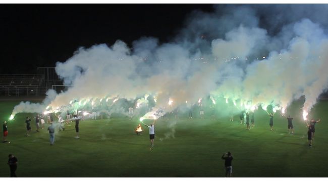 Kocaelispor, TFF'nin kararını sahada meşale yakarak kutladı