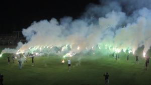 Kocaelispor, TFF'nin kararını sahada meşale yakarak kutladı
