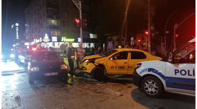 Gebze'de 4 araç birbirine girdi: 1 yaralı