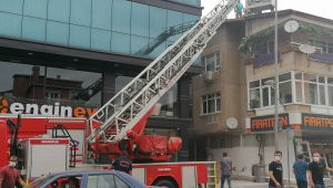 Gebze'de binanın çatısı yandı