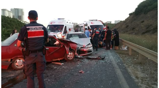 Gebze'de iki otomobil kafa kafaya çarpıştı: 6 yaralı