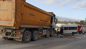 Gebze'de kamyon ile işçi servisi kafa kafaya çarpıştı