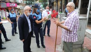 İzmit Zabıtası'ndan esnafa karanfil