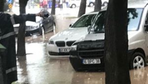 Kocaeli'de arabaları, evleri, dükkanları su bastı!