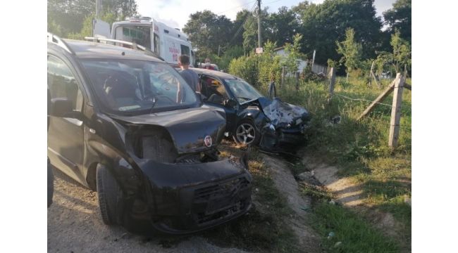 Kocaeli’de hafif ticari araç ile otomobil çarpıştı: 8 yaralı