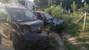 Kocaeli’de hafif ticari araç ile otomobil çarpıştı: 8 yaralı