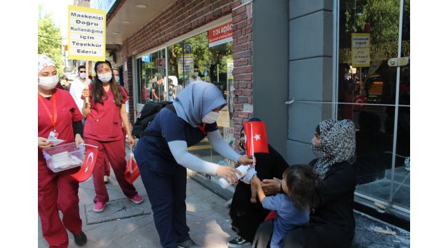 Kocaeli'de sağlık çalışanları farkındalık için sokakta maske dağıttı
