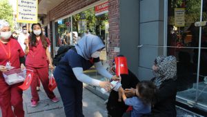Kocaeli'de sağlık çalışanları farkındalık için sokakta maske dağıttı