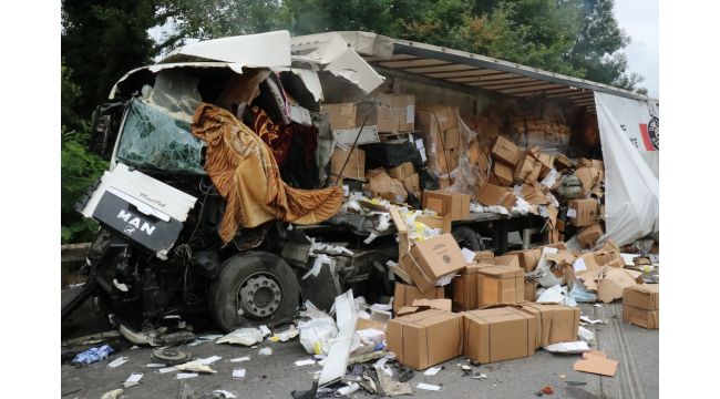 Kocaeli TEM’de kamyona çarpan tır parçalandı
