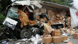 Kocaeli TEM’de kamyona çarpan tır parçalandı
