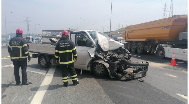 Kocaeli TEM Otoyolunda kamyonet tıra arkadan çarptı