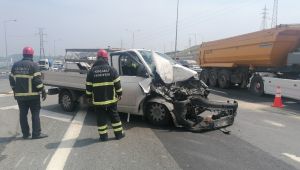 Kocaeli TEM Otoyolunda kamyonet tıra arkadan çarptı