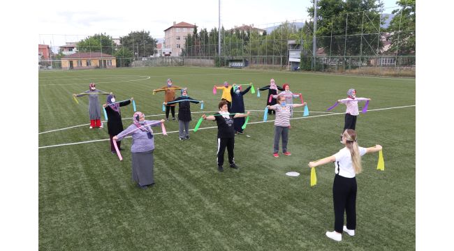 Kocaelili anneler açık havada spor yapıyor