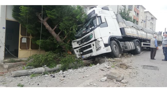Kontrolden çıkan tır, elektrik direğini yerinden kopardı