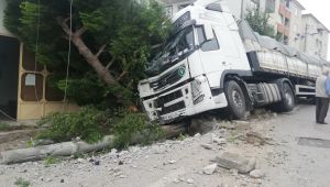 Kontrolden çıkan tır, elektrik direğini yerinden kopardı