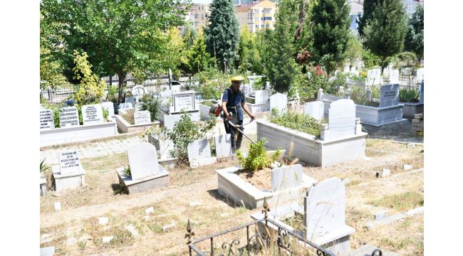 Mezarlıklar bayrama hazır