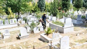 Mezarlıklar bayrama hazır