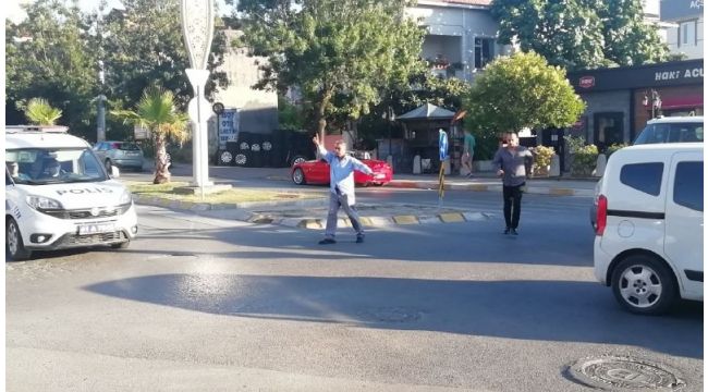 Trafik yoğunlaşınca düdüğüyle trafik polisliğine soyundu