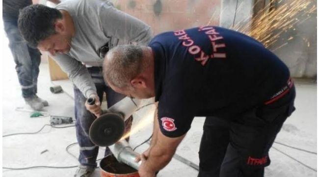 Yaramaz kediler öyle bir yere girdi ki çıkarmak için zamanla yarıştılar
